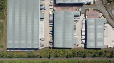 Büyük bir Birleşik Krallık lojistik merkezindeki büyük endüstriyel dağıtım merkezlerinin ve üretim fabrikalarının geniş hava görüntüsü