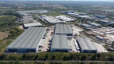 Büyük bir Birleşik Krallık lojistik merkezindeki büyük endüstriyel dağıtım merkezlerinin ve üretim fabrikalarının geniş hava görüntüsü