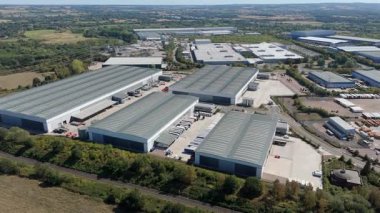 Büyük bir Birleşik Krallık lojistik merkezindeki büyük endüstriyel dağıtım merkezlerinin ve üretim fabrikalarının geniş hava görüntüsü