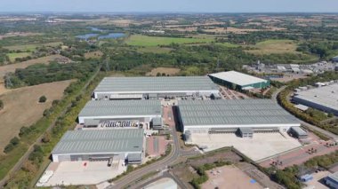 Büyük bir Birleşik Krallık lojistik merkezindeki büyük endüstriyel dağıtım merkezlerinin ve üretim fabrikalarının geniş hava görüntüsü