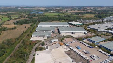 Büyük bir Birleşik Krallık lojistik merkezindeki büyük endüstriyel dağıtım merkezlerinin ve üretim fabrikalarının geniş hava görüntüsü