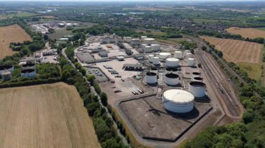 Devasa yakıt deposu, silolar ve petrol deposu LPG gazı ve gazyağı tankları, güneşli yaz günü, enerji ve altyapı İngiltere