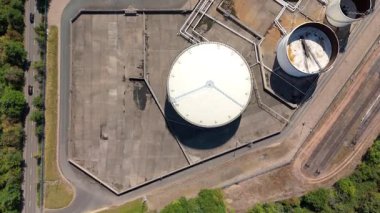 Devasa yakıt deposu, silolar ve petrol deposu LPG gazı ve gazyağı tankları, güneşli yaz günü, enerji ve altyapı İngiltere