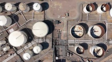 Devasa yakıt deposu, silolar ve petrol deposu LPG gazı ve gazyağı tankları, güneşli yaz günü, enerji ve altyapı İngiltere