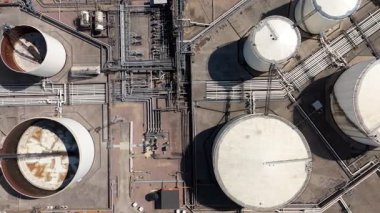 Devasa yakıt deposu, silolar ve petrol deposu LPG gazı ve gazyağı tankları, güneşli yaz günü, enerji ve altyapı İngiltere