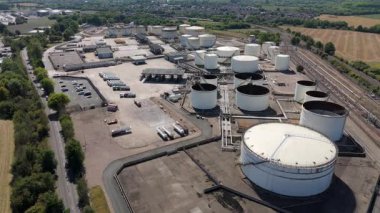 Devasa yakıt deposu, silolar ve petrol deposu LPG gazı ve gazyağı tankları, güneşli yaz günü, enerji ve altyapı İngiltere