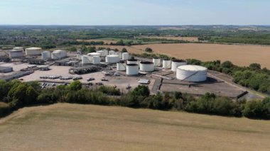 Devasa yakıt deposu, silolar ve petrol deposu LPG gazı ve gazyağı tankları, güneşli yaz günü, enerji ve altyapı İngiltere