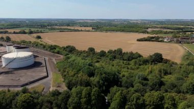 Devasa yakıt deposu, silolar ve petrol deposu LPG gazı ve gazyağı tankları, güneşli yaz günü, enerji ve altyapı İngiltere