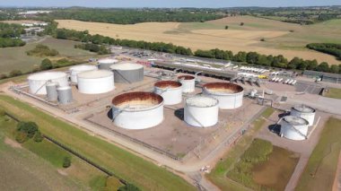 Devasa yakıt deposu, silolar ve petrol deposu LPG gazı ve gazyağı tankları, güneşli yaz günü, enerji ve altyapı İngiltere