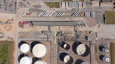 Devasa yakıt deposu, silolar ve petrol deposu LPG gazı ve gazyağı tankları, güneşli yaz günü, enerji ve altyapı İngiltere