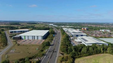 İngiltere 'nin Leicester kentindeki depolar, dağıtım merkezleri ve yoğun otoyol manzarası.