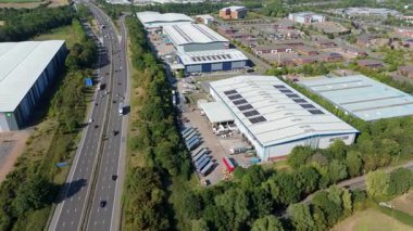 İngiltere 'nin Leicester kentindeki depolar, dağıtım merkezleri ve yoğun otoyol manzarası.