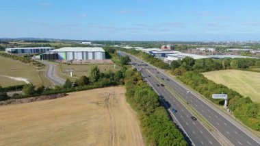 İngiltere 'nin Leicester kentindeki depolar, dağıtım merkezleri ve yoğun otoyol manzarası.