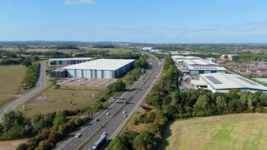 İngiltere 'nin Leicester kentindeki depolar, dağıtım merkezleri ve yoğun otoyol manzarası.
