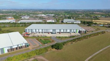 İngiltere 'nin Leicester kentindeki depolar, dağıtım merkezleri ve yoğun otoyol manzarası.