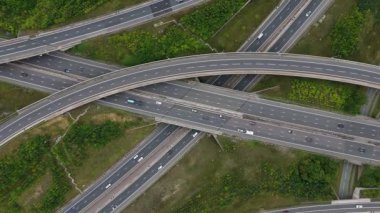 Yoğun otoyol kavşağının hava görüntüsü, kesişen şeritler İngiltere 'yi yönetiyor.