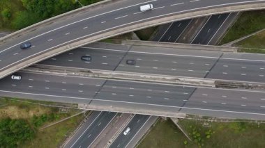 Yoğun otoyol kavşağının hava görüntüsü, kesişen şeritler İngiltere 'yi yönetiyor.