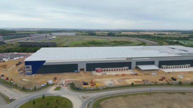 Büyük bir Birleşik Krallık lojistik merkezindeki büyük endüstriyel dağıtım merkezlerinin ve üretim fabrikalarının geniş hava görüntüsü