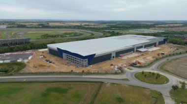 Büyük bir Birleşik Krallık lojistik merkezindeki büyük endüstriyel dağıtım merkezlerinin ve üretim fabrikalarının geniş hava görüntüsü