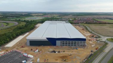 Büyük bir Birleşik Krallık lojistik merkezindeki büyük endüstriyel dağıtım merkezlerinin ve üretim fabrikalarının geniş hava görüntüsü