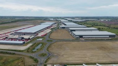 Büyük bir Birleşik Krallık lojistik merkezindeki büyük endüstriyel dağıtım merkezlerinin ve üretim fabrikalarının geniş hava görüntüsü
