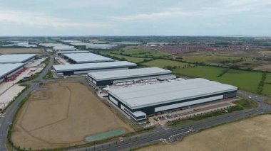 Büyük bir Birleşik Krallık lojistik merkezindeki büyük endüstriyel dağıtım merkezlerinin ve üretim fabrikalarının geniş hava görüntüsü
