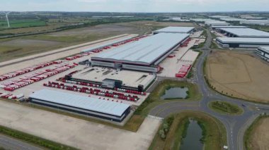 Büyük bir Birleşik Krallık lojistik merkezindeki büyük endüstriyel dağıtım merkezlerinin ve üretim fabrikalarının geniş hava görüntüsü
