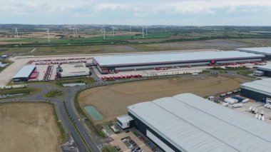 Büyük bir Birleşik Krallık lojistik merkezindeki büyük endüstriyel dağıtım merkezlerinin ve üretim fabrikalarının geniş hava görüntüsü