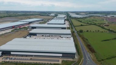Büyük bir Birleşik Krallık lojistik merkezindeki büyük endüstriyel dağıtım merkezlerinin ve üretim fabrikalarının geniş hava görüntüsü