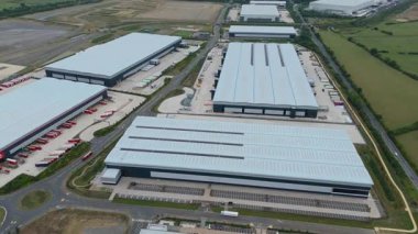 Büyük bir Birleşik Krallık lojistik merkezindeki büyük endüstriyel dağıtım merkezlerinin ve üretim fabrikalarının geniş hava görüntüsü