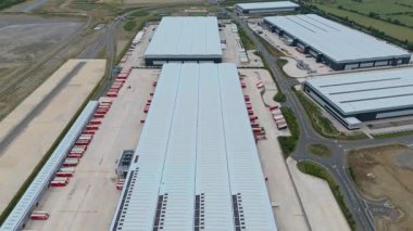 Büyük bir Birleşik Krallık lojistik merkezindeki büyük endüstriyel dağıtım merkezlerinin ve üretim fabrikalarının geniş hava görüntüsü