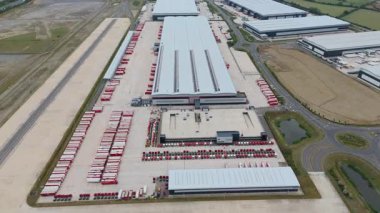 Büyük bir Birleşik Krallık lojistik merkezindeki büyük endüstriyel dağıtım merkezlerinin ve üretim fabrikalarının geniş hava görüntüsü