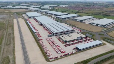 Büyük bir Birleşik Krallık lojistik merkezindeki büyük endüstriyel dağıtım merkezlerinin ve üretim fabrikalarının geniş hava görüntüsü