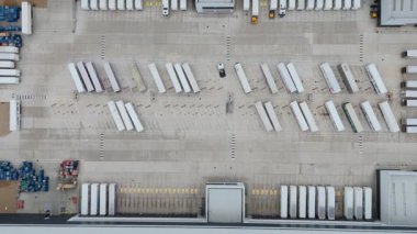 Büyük bir Birleşik Krallık lojistik merkezindeki büyük endüstriyel dağıtım merkezlerinin ve üretim fabrikalarının geniş hava görüntüsü