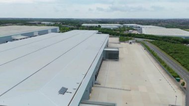 Büyük bir Birleşik Krallık lojistik merkezindeki büyük endüstriyel dağıtım merkezlerinin ve üretim fabrikalarının geniş hava görüntüsü