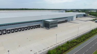 Büyük bir Birleşik Krallık lojistik merkezindeki büyük endüstriyel dağıtım merkezlerinin ve üretim fabrikalarının geniş hava görüntüsü