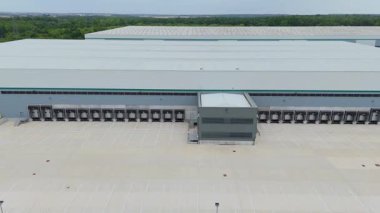 Büyük bir Birleşik Krallık lojistik merkezindeki büyük endüstriyel dağıtım merkezlerinin ve üretim fabrikalarının geniş hava görüntüsü