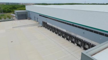 Büyük bir Birleşik Krallık lojistik merkezindeki büyük endüstriyel dağıtım merkezlerinin ve üretim fabrikalarının geniş hava görüntüsü