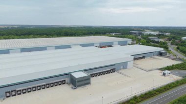 Büyük bir Birleşik Krallık lojistik merkezindeki büyük endüstriyel dağıtım merkezlerinin ve üretim fabrikalarının geniş hava görüntüsü
