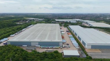 Büyük bir Birleşik Krallık lojistik merkezindeki büyük endüstriyel dağıtım merkezlerinin ve üretim fabrikalarının geniş hava görüntüsü
