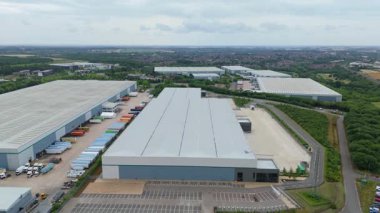 Büyük bir Birleşik Krallık lojistik merkezindeki büyük endüstriyel dağıtım merkezlerinin ve üretim fabrikalarının geniş hava görüntüsü