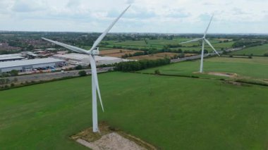 Yeşil alanlar, Yelvertoft, İngiltere 'deki rüzgar türbinlerinin hava görüntüsü