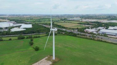 Yeşil alanlar, Yelvertoft, İngiltere 'deki rüzgar türbinlerinin hava görüntüsü