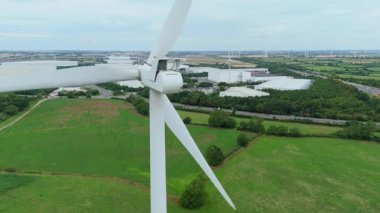 Yeşil alanlar, Yelvertoft, İngiltere 'deki rüzgar türbinlerinin hava görüntüsü