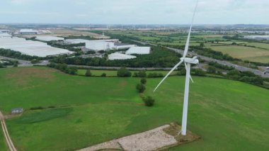 Yeşil alanlar, Yelvertoft, İngiltere 'deki rüzgar türbinlerinin hava görüntüsü