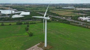 Yeşil alanlar, Yelvertoft, İngiltere 'deki rüzgar türbinlerinin hava görüntüsü