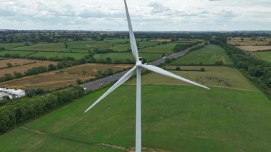Yeşil alanlar, Yelvertoft, İngiltere 'deki rüzgar türbinlerinin hava görüntüsü