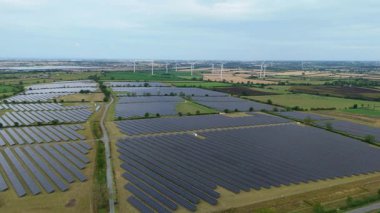İngiltere 'deki devasa bir güneş enerjisi dizisinin yukarıdan aşağıya hava aracı görüntüsü Ulusal Şebeke güncellemesi için yenilenebilir fotovoltaik enerji üretiyor.