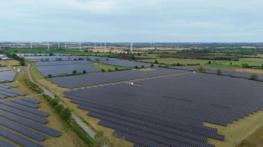 İngiltere 'deki devasa bir güneş enerjisi dizisinin yukarıdan aşağıya hava aracı görüntüsü Ulusal Şebeke güncellemesi için yenilenebilir fotovoltaik enerji üretiyor.