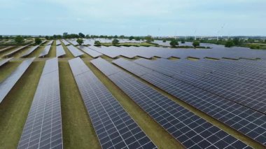 İngiltere 'deki devasa bir güneş enerjisi dizisinin yukarıdan aşağıya hava aracı görüntüsü Ulusal Şebeke güncellemesi için yenilenebilir fotovoltaik enerji üretiyor.